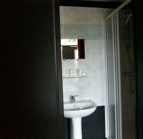 חדר סטנדרט לשלושה, Hôtel Victor