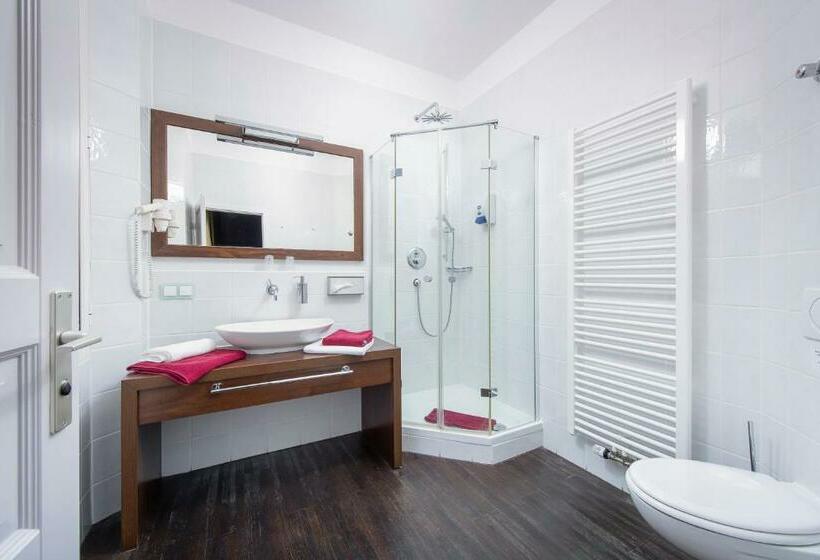 스탠다드 룸, Les Tourelles