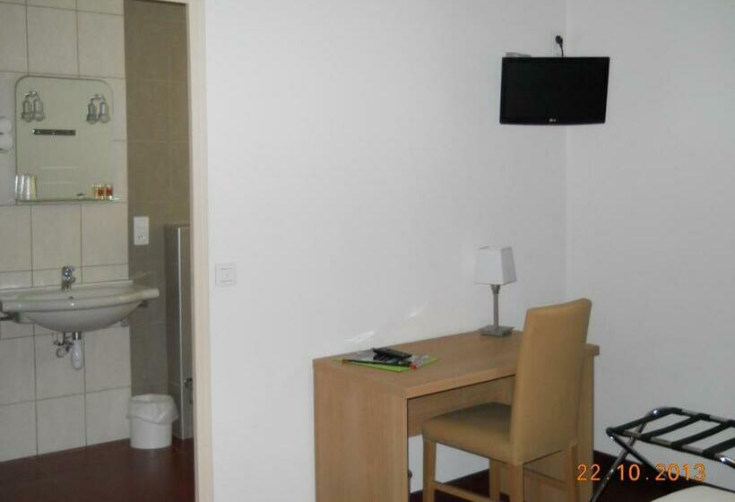 חדר סטנדרט לשלושה, Restaurant Le Castel Fleuri