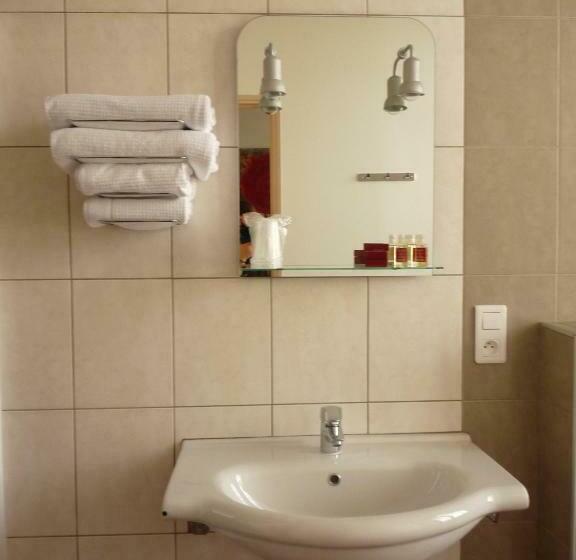 חדר סטנדרט לשלושה, Restaurant Le Castel Fleuri