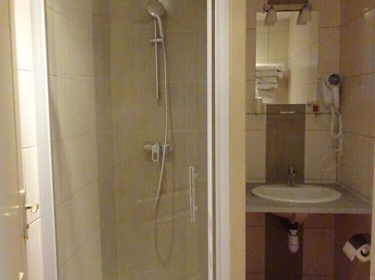 חדר סטנדרט לשלושה, Restaurant Le Castel Fleuri