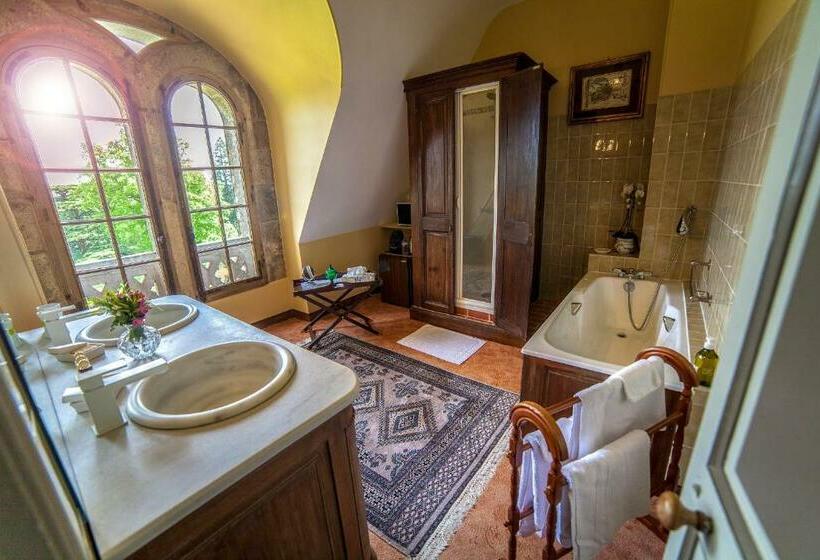 اتاق استاندارد چهار تخته, Château De La Flocellière