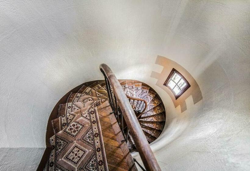 اتاق استاندارد چهار تخته, Château De La Flocellière