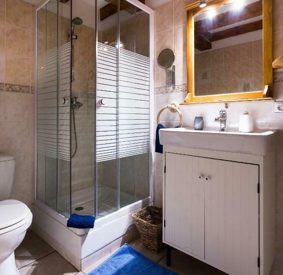 스탠다드 트리플 룸, Gite Auberge De Montvilliers