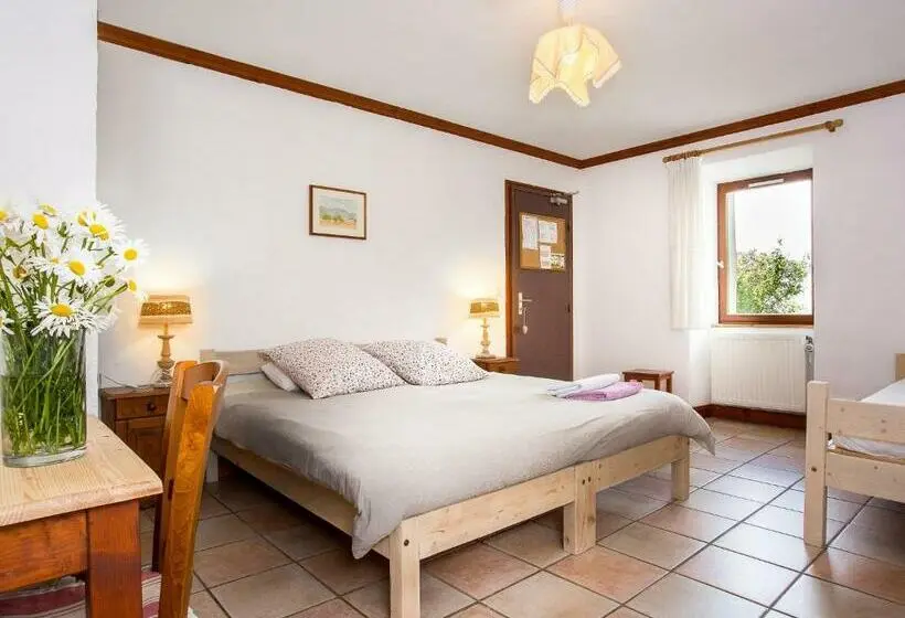 Standard Kolmen Hengen Huone, Gite Auberge De Montvilliers