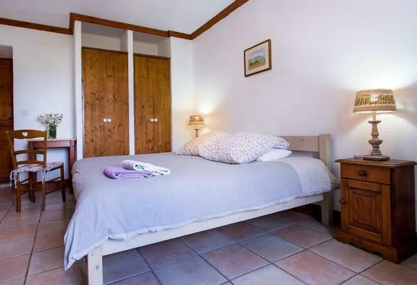 Standard Kolmen Hengen Huone, Gite Auberge De Montvilliers