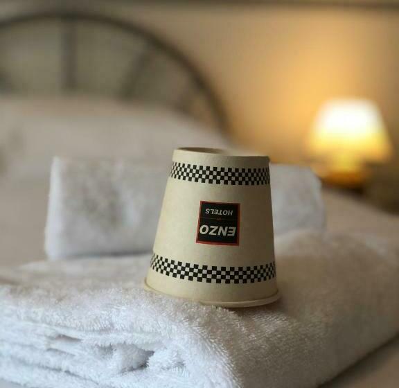 Pokój Standard Trzyosobowy, Enzo Hotels Neufchâteau By Kyriad Direct