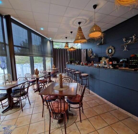 חדר משפחתי, Tempo Hôtel