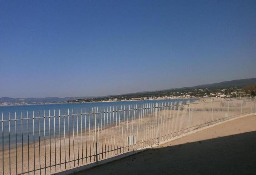 חדר קומפורט, Au Tapis De Sable