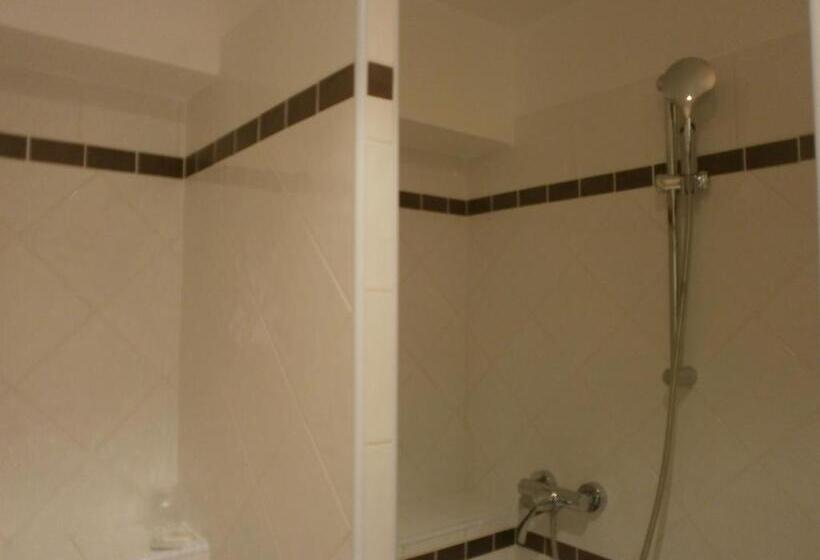 חדר משפחתי, Au Tapis De Sable