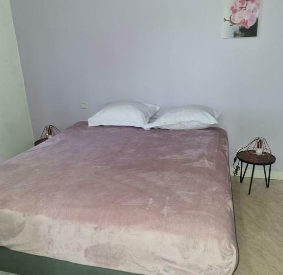 غرفة قياسية ثلاثية, Cafe De La Gare