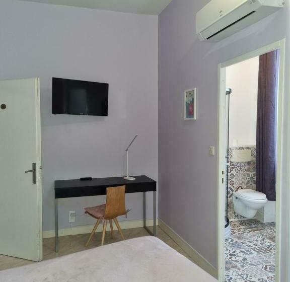 غرفة عائلية, Cafe De La Gare