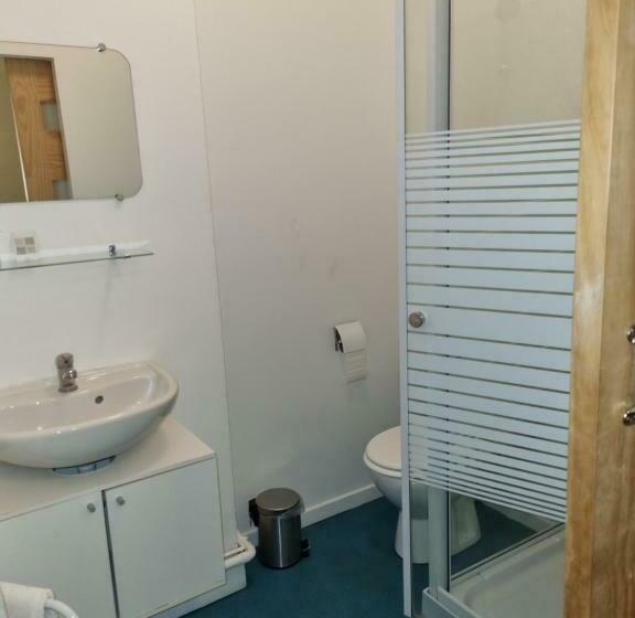 غرفة عائلية, Cafe De La Gare