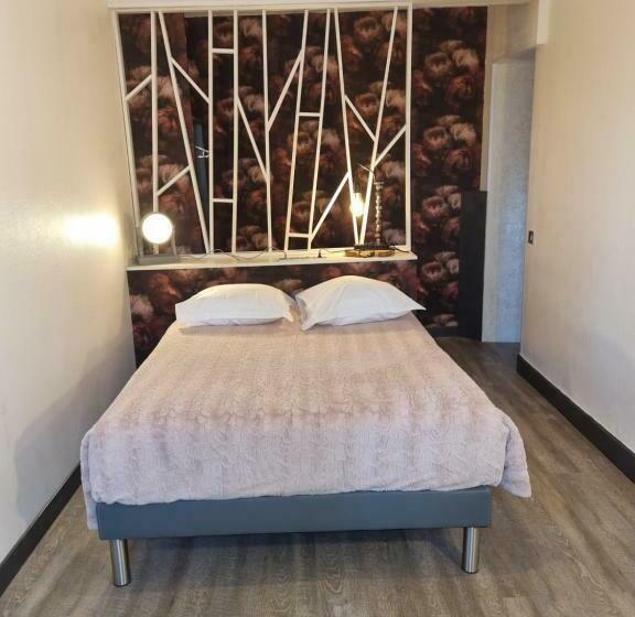 غرفة قياسية, Cafe De La Gare