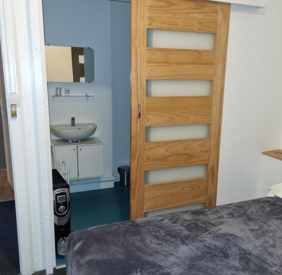 غرفة قياسية ثلاثية, Cafe De La Gare