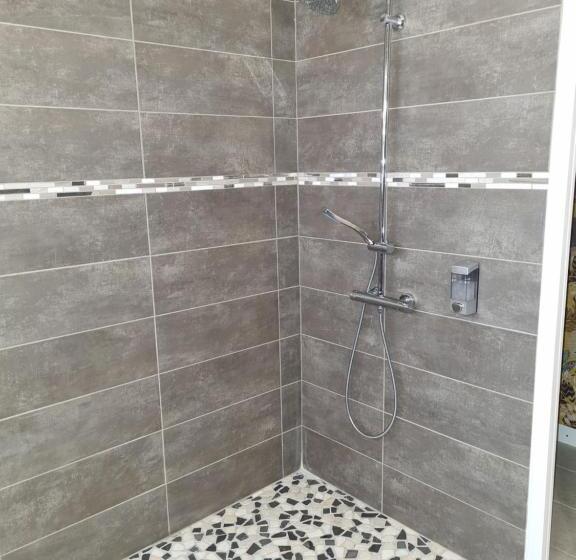 غرفة قياسية لذوى الاحتياجات الخاصة, Cafe De La Gare