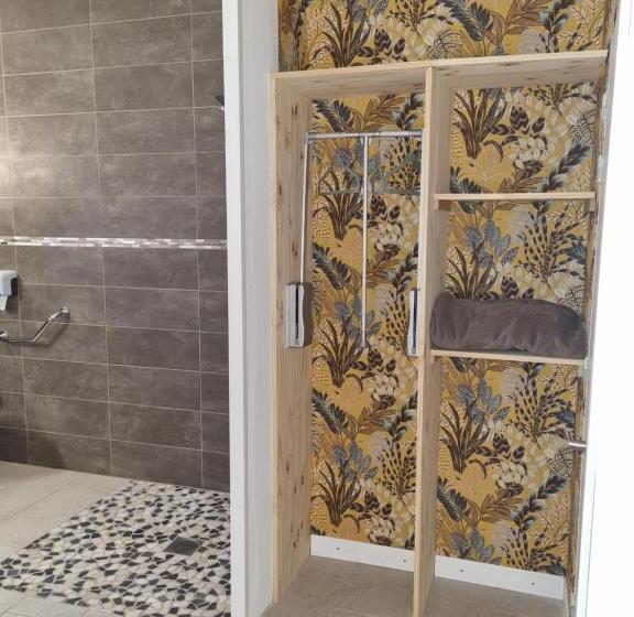 غرفة قياسية لذوى الاحتياجات الخاصة, Cafe De La Gare