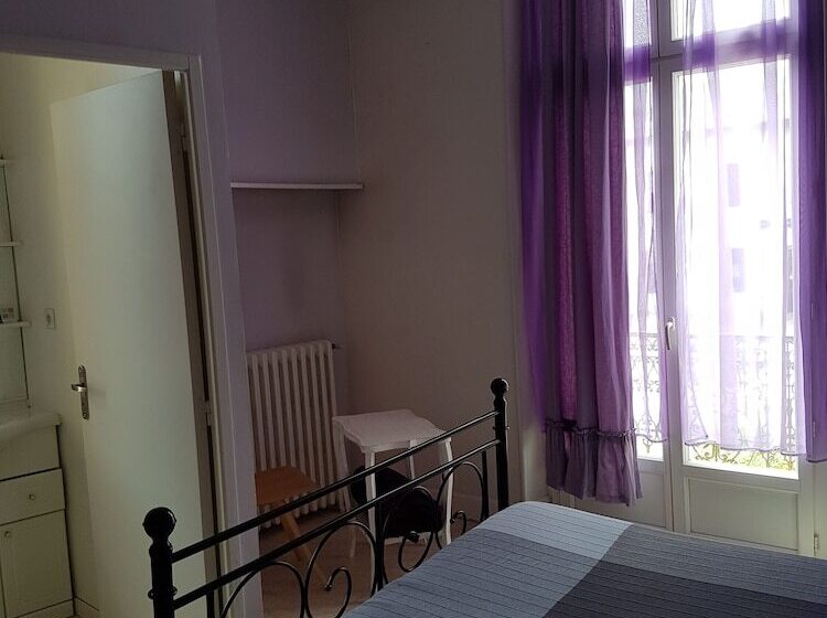 غرفة قياسية, Cafe De La Gare