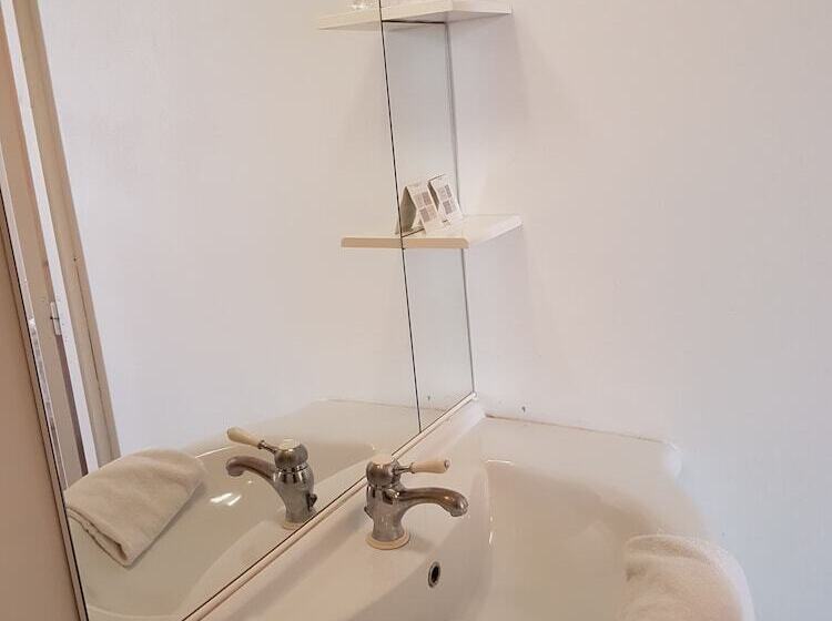 غرفة قياسية ثلاثية, Cafe De La Gare