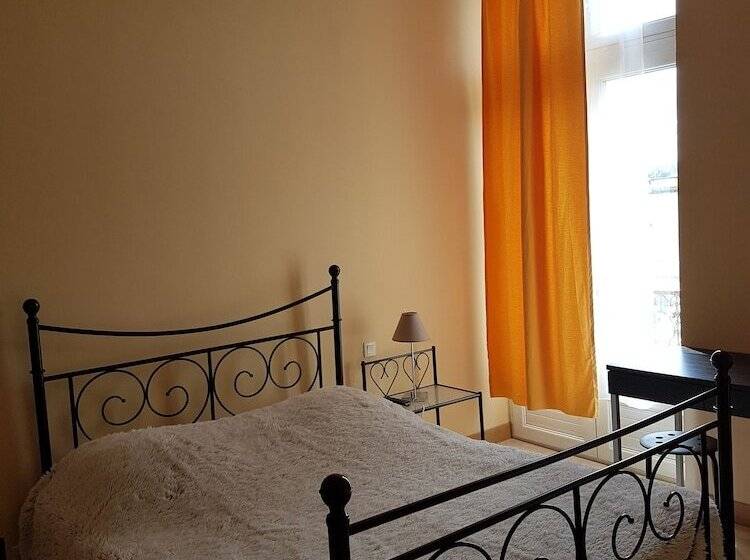 غرفة قياسية ثلاثية, Cafe De La Gare