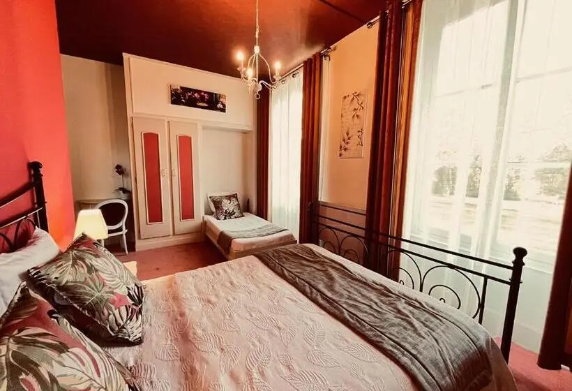 Standard Kolmen Hengen Huone, Chateau De Chicamour