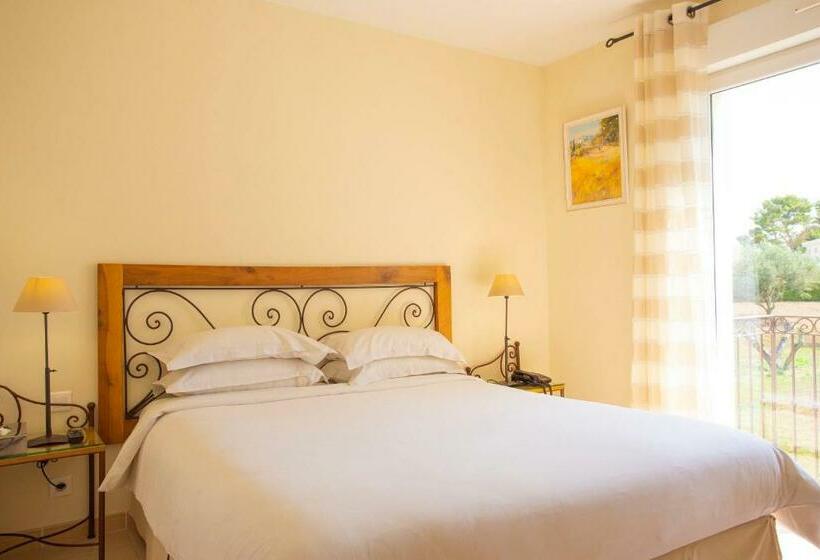 חדר סטנדרט עם מרפסת ונוף לגינה, De La Pyramide