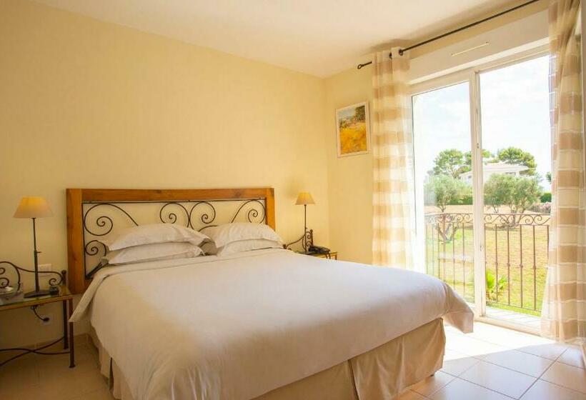 חדר סטנדרט עם מרפסת ונוף לגינה, De La Pyramide