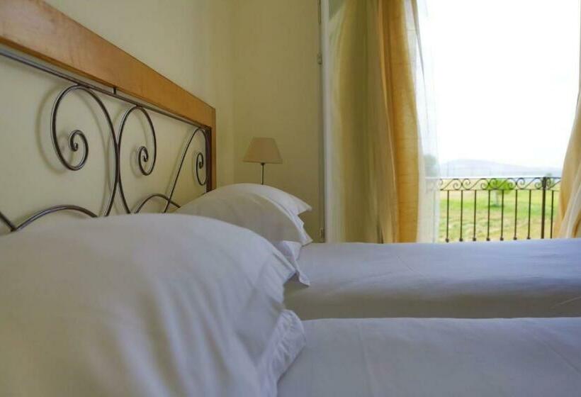 חדר סטנדרט עם מרפסת ונוף לגינה, De La Pyramide