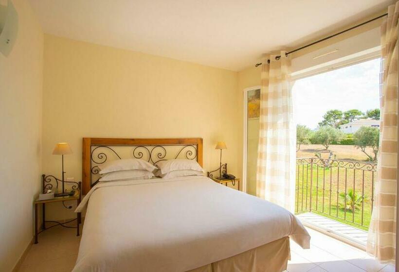 חדר סטנדרט עם מרפסת ונוף לגינה, De La Pyramide