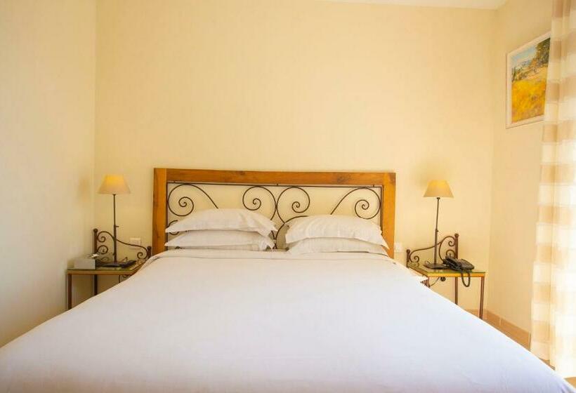 חדר סטנדרט עם מרפסת ונוף לגינה, De La Pyramide