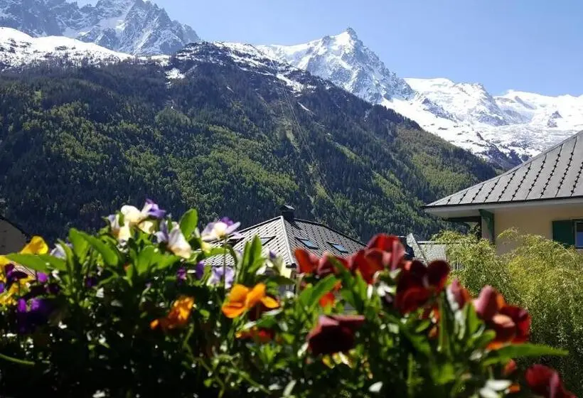 Standard Yhden Hengen Huone, Du Clocher
