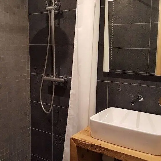 Standard Kolmen Hengen Huone, Du Clocher