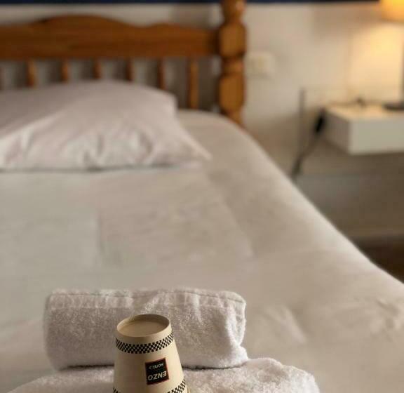 Pokój Czteroosobowy Standard, Enzo Hotels Neufchâteau By Kyriad Direct