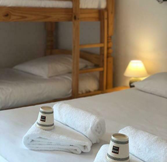 Pokój Czteroosobowy Standard, Enzo Hotels Neufchâteau By Kyriad Direct