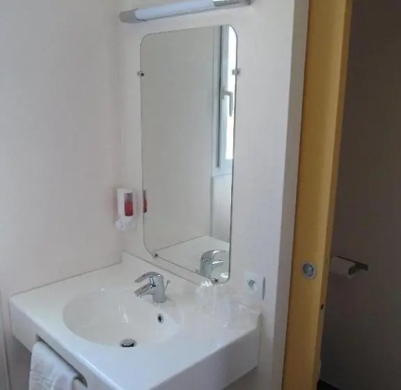 Standard Kolmen Hengen Huone, Hôtel Cantal Cottages
