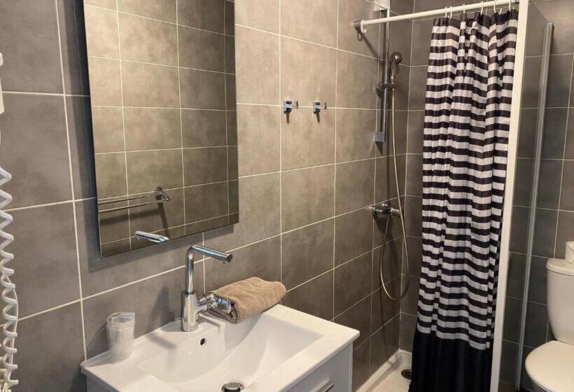 חדר סטנדרט לשלושה, Hôtel Restaurant Le Provençal