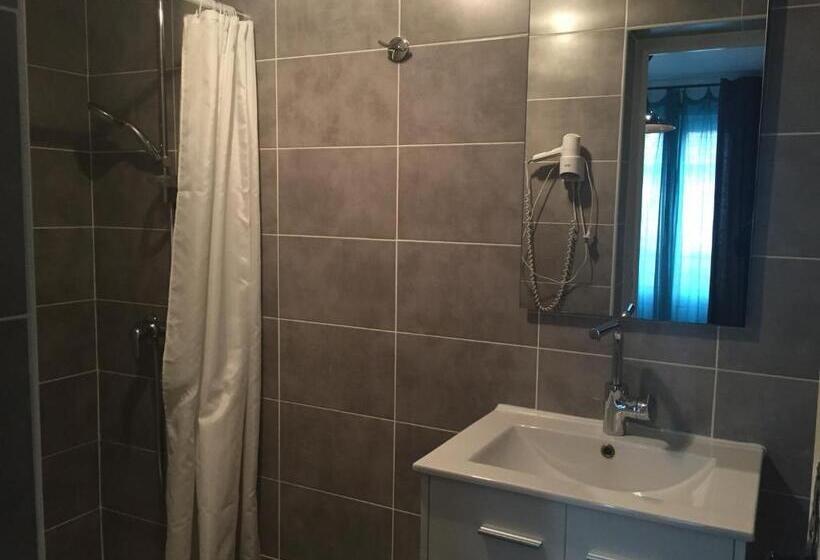 חדר סטנדרט לשלושה, Hôtel Restaurant Le Provençal