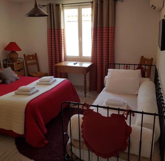 חדר סטנדרט לשלושה, Hôtel Restaurant Le Provençal