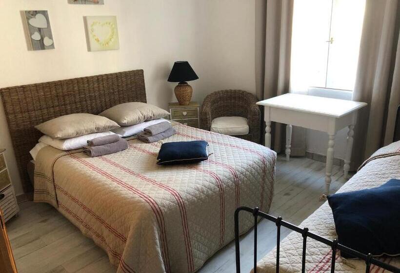 חדר סטנדרט לשלושה, Hôtel Restaurant Le Provençal