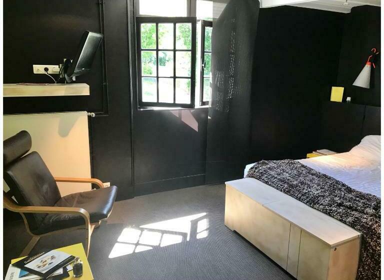 غرفة قياسية, La Grenouillère