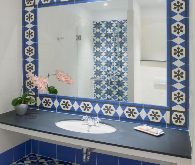 חדר סטנדרט לשלושה, La Regence