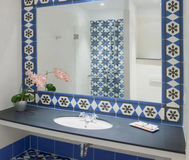 اتاق استاندارد سه نفره, La Regence