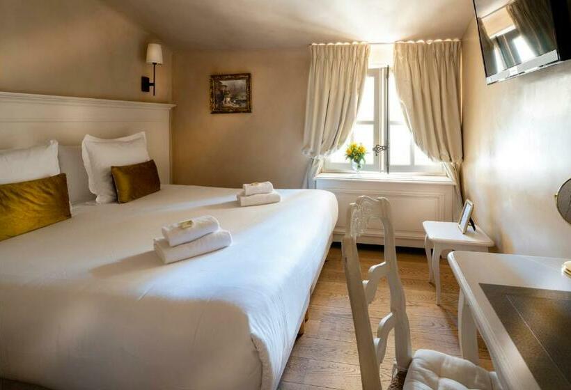 컴포트 룸, Les Quatre Dauphins