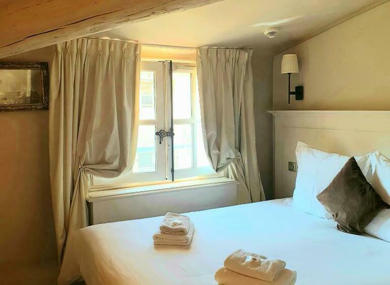 컴포트 룸, Les Quatre Dauphins