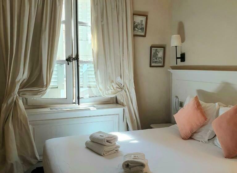 컴포트 룸, Les Quatre Dauphins