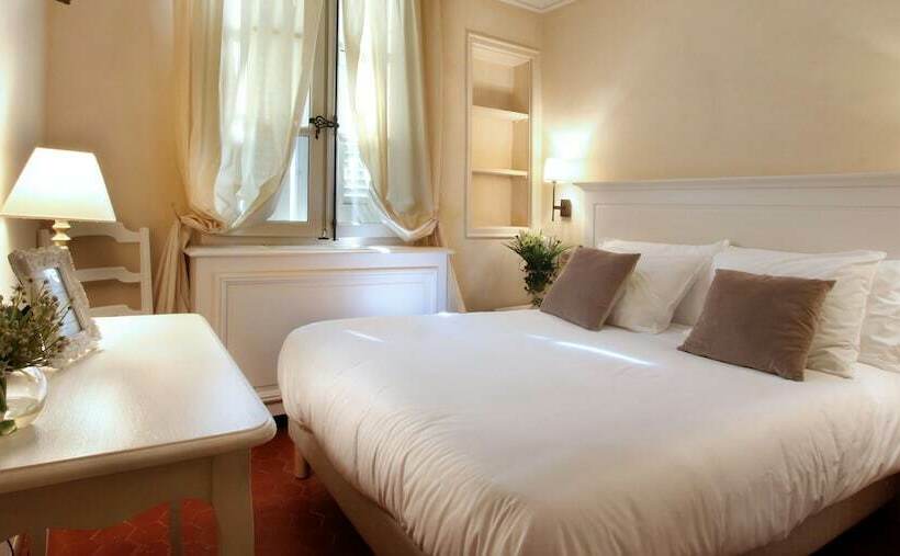 컴포트 룸, Les Quatre Dauphins