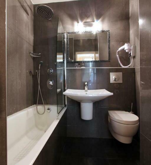 컴포트 룸, Les Quatre Dauphins