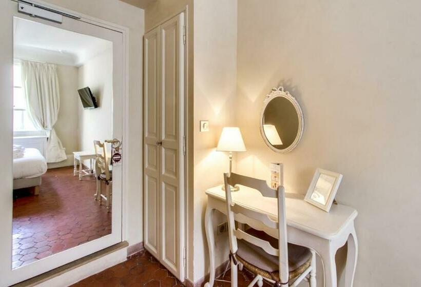 컴포트 룸, Les Quatre Dauphins