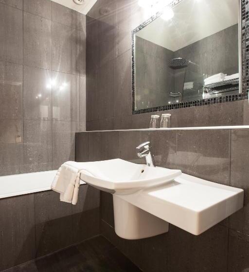 컴포트 룸, Les Quatre Dauphins