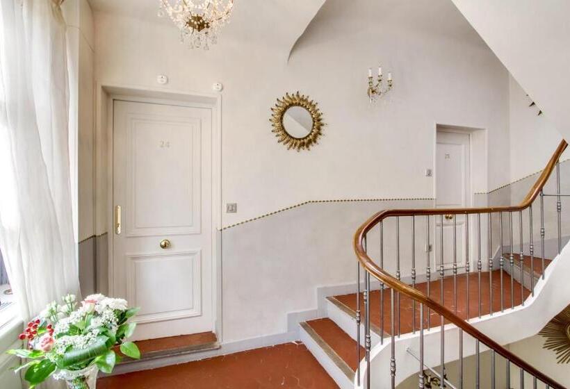 컴포트 룸, Les Quatre Dauphins